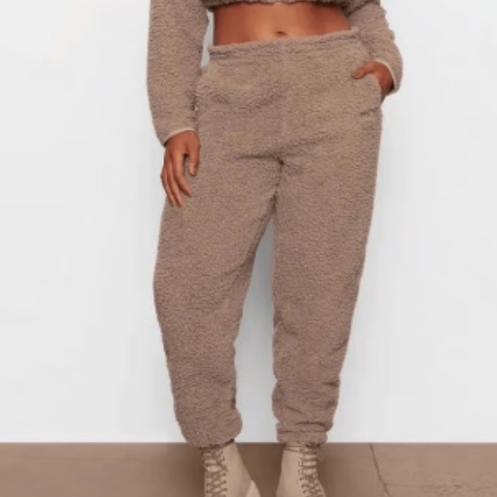 SKIMS Sherpa Jogger Pants in Tan